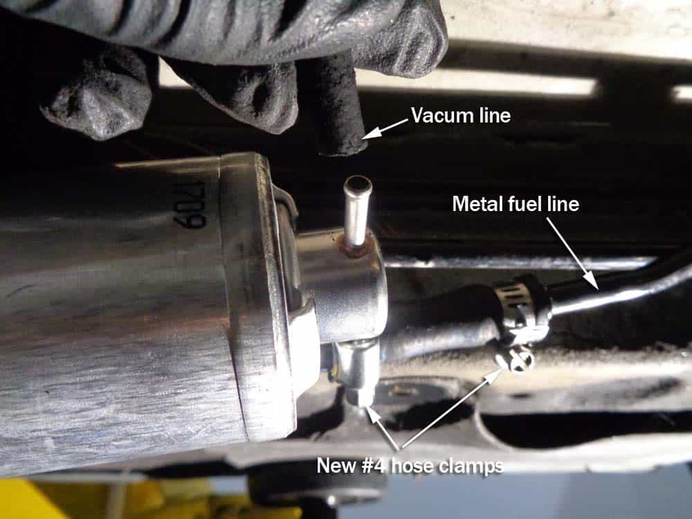bmw E46 fuel filter - install the vacuum line
