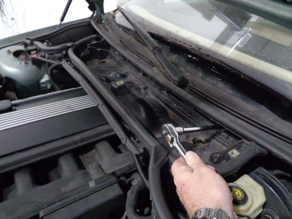 bmw fuel pressure test - remove the cabin filter housing