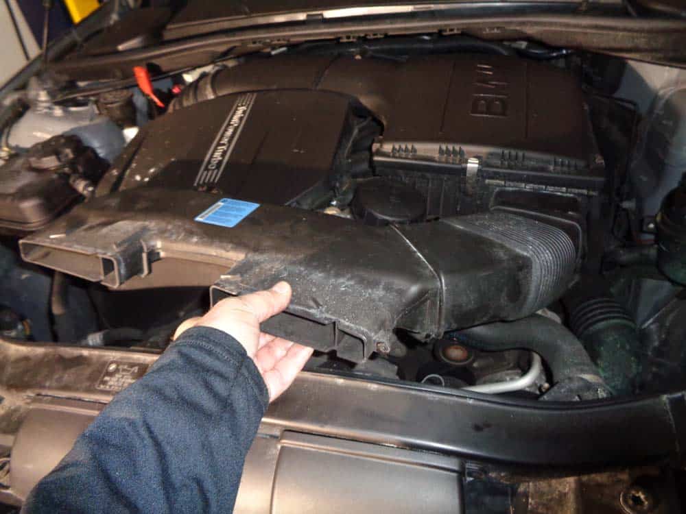 BMW E90 cooling fan - remove the air intake duct from the vehicle
