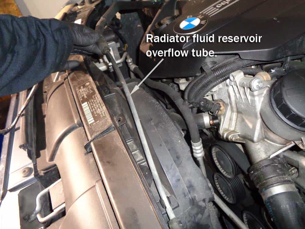 BMW E90 cooling fan - unhook the radiator fluid reservoir overflow tube