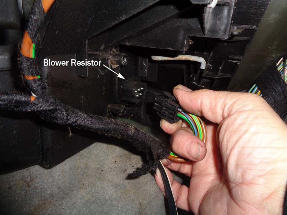 BMW E46 blower resistor - Unplug the blower resistor