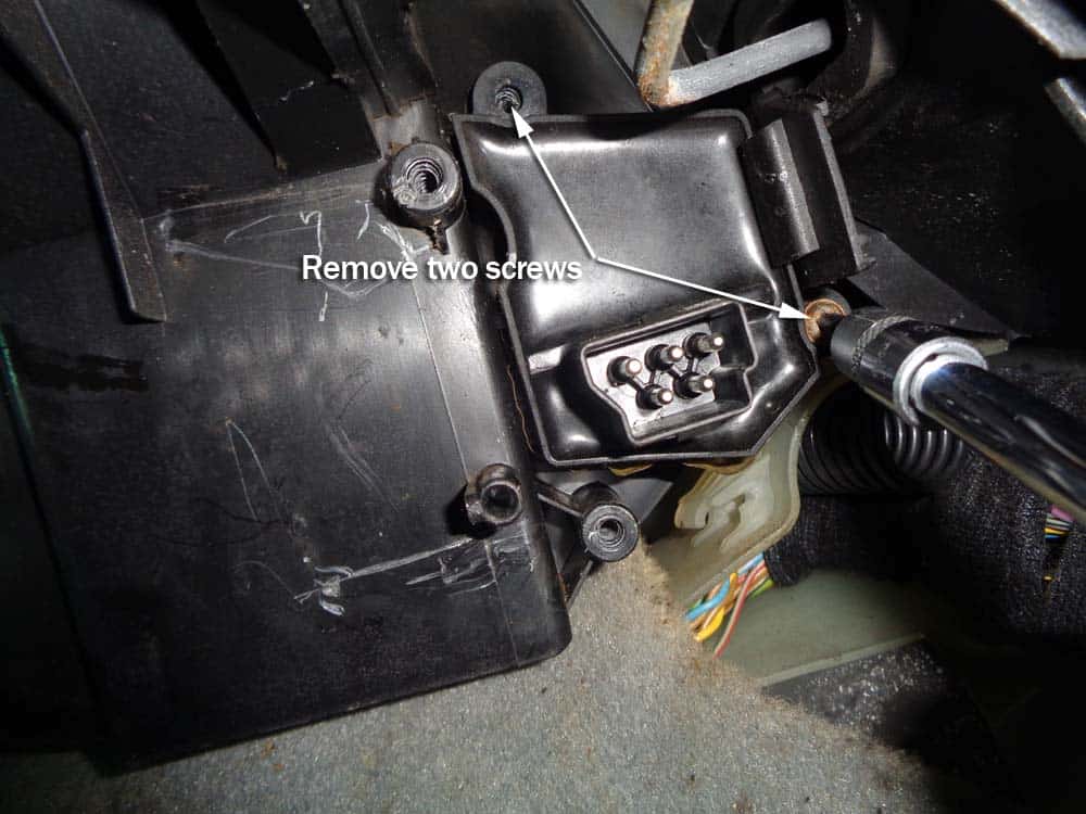BMW E46 blower resistor - remove the blower resistor mounting screws