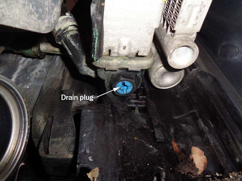 BMW E90 radiator - remove the radiator drain plug