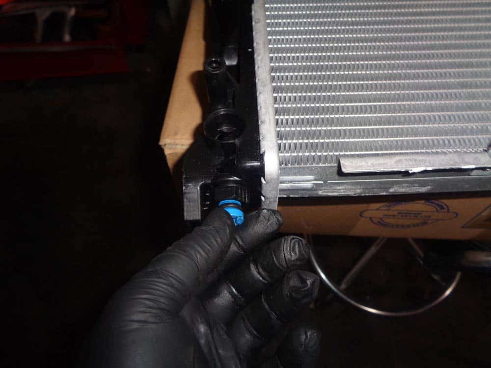 BMW E90 radiator - install the new drain plug