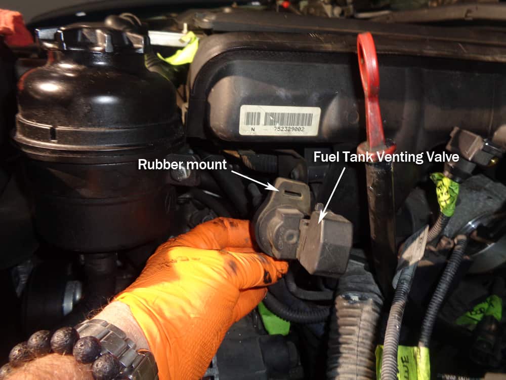 BMW E46 intake manifold - remove the fuel tank venting valve
