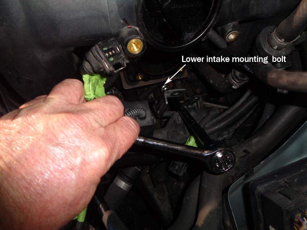 BMW E46 intake manifold - remove the lower intake mounting bolt