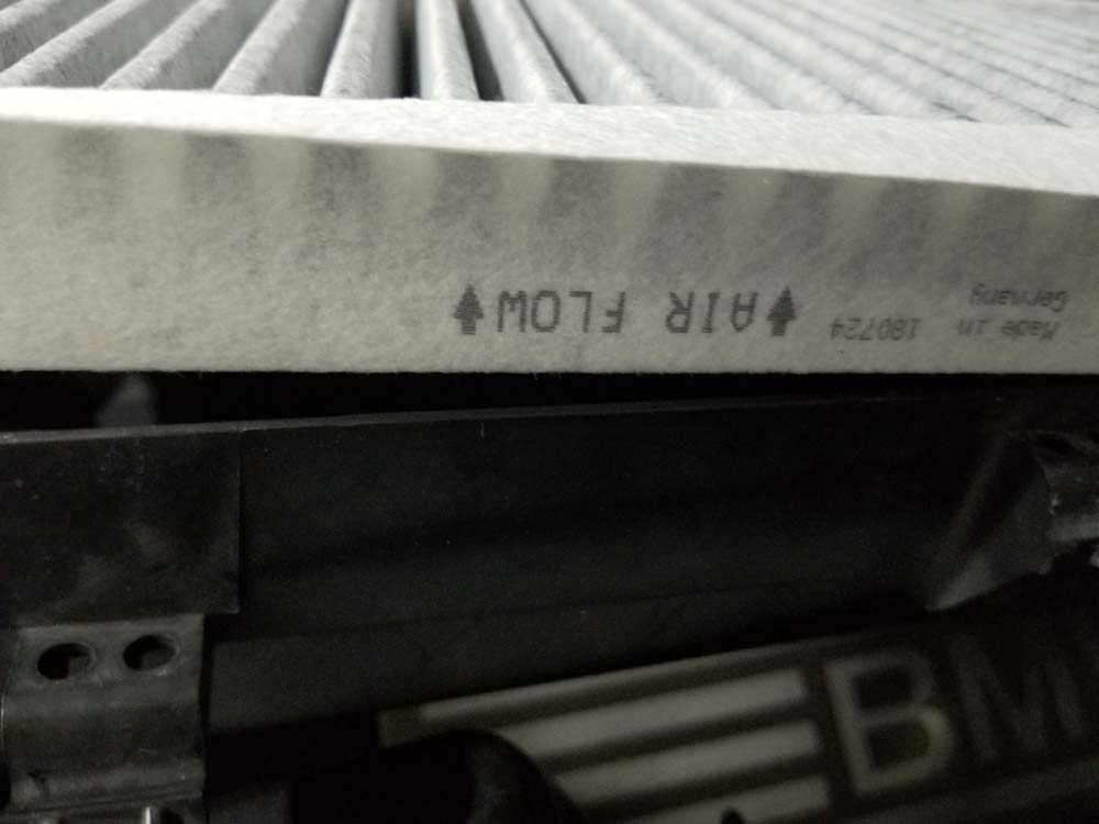 The air flow direction is printed on the side of the filter