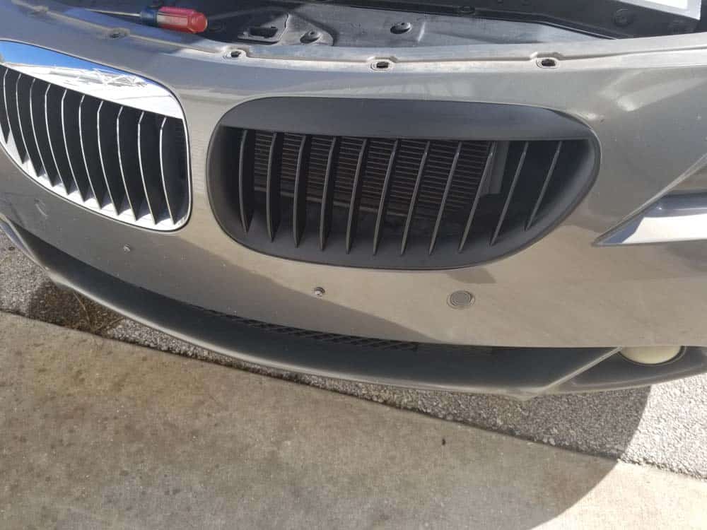 bmw 645ci grille replacement - Press the new grille in until it snaps in place.