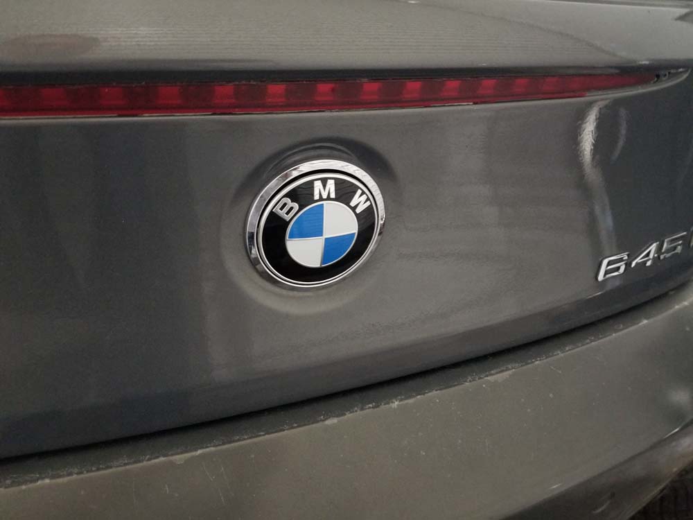 BMW 645ci emblem replacement - the new trunk emblem successfully installed