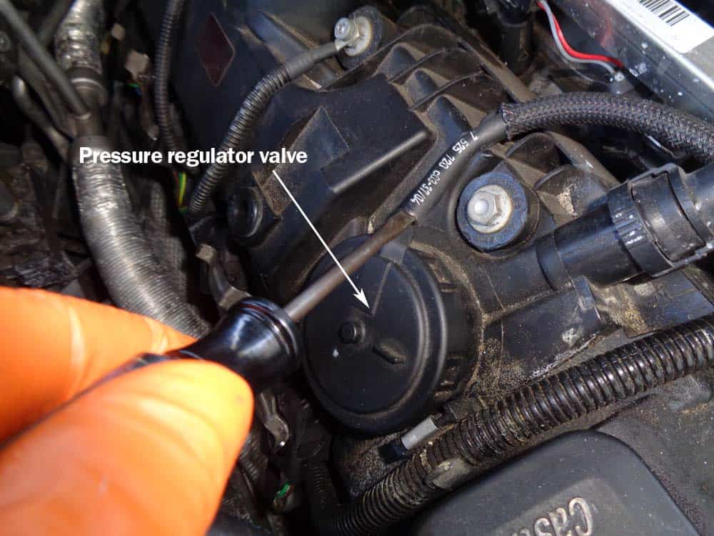 BMW pressure regulator valve - Remove the vacuum line from the pressure regulator cap