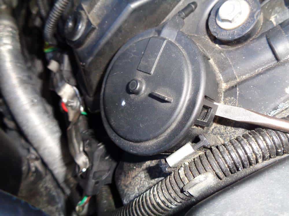 BMW pressure regulator valve - Remove the plastic valve cap