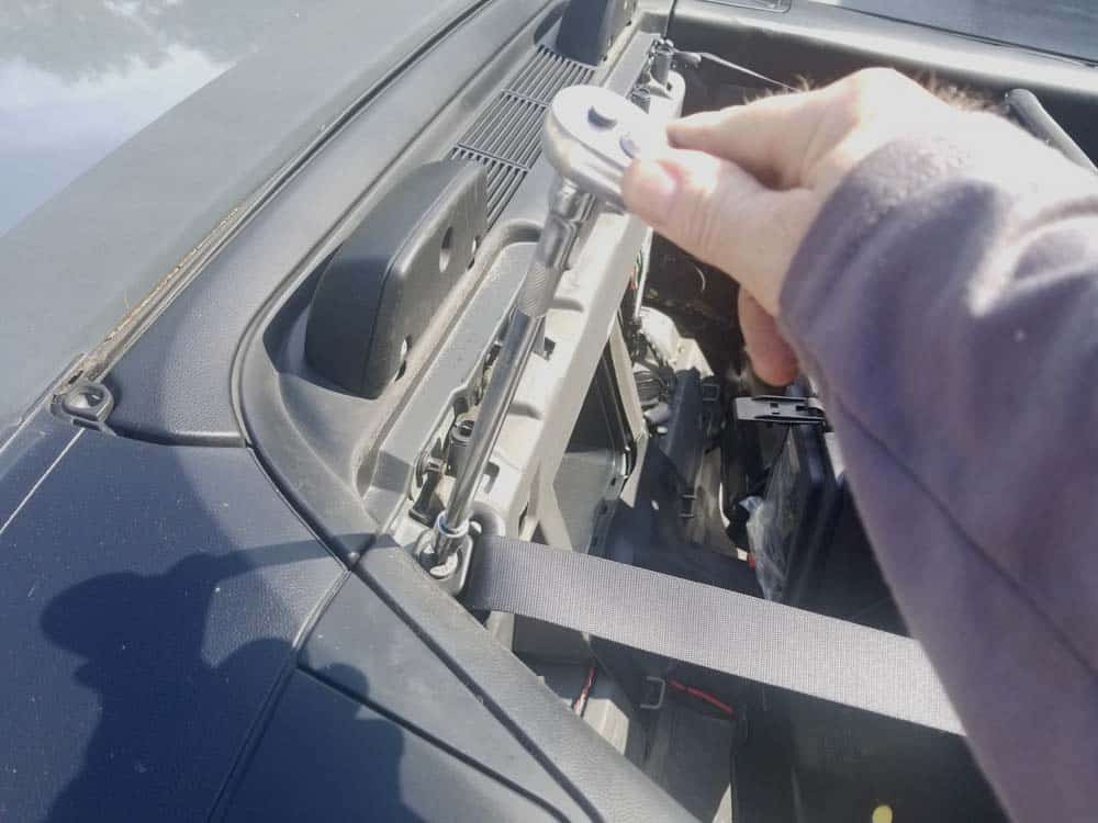 BMW E64 Rear Window Regulator - remove the upper seatbelt bolt