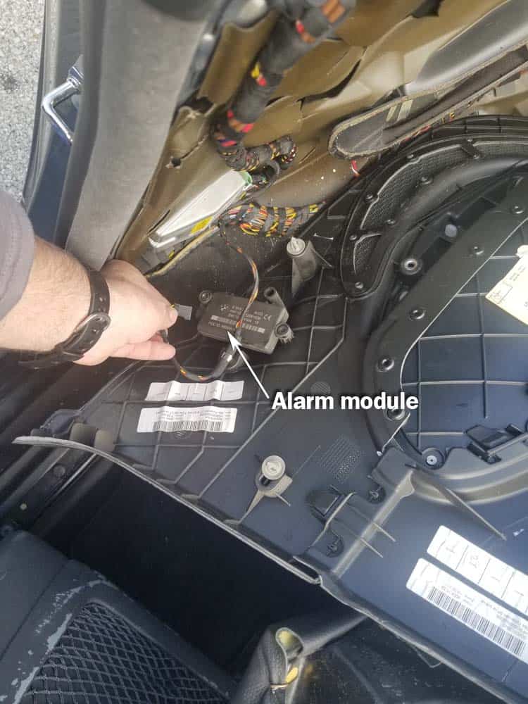 BMW E64 Rear Window Regulator - Disconnect the alarm module