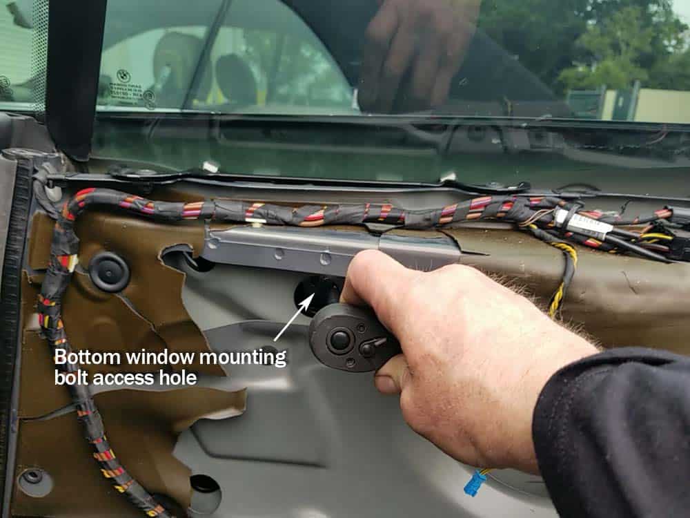 BMW E64 Rear Window Regulator - tighten the lower mounting bolts