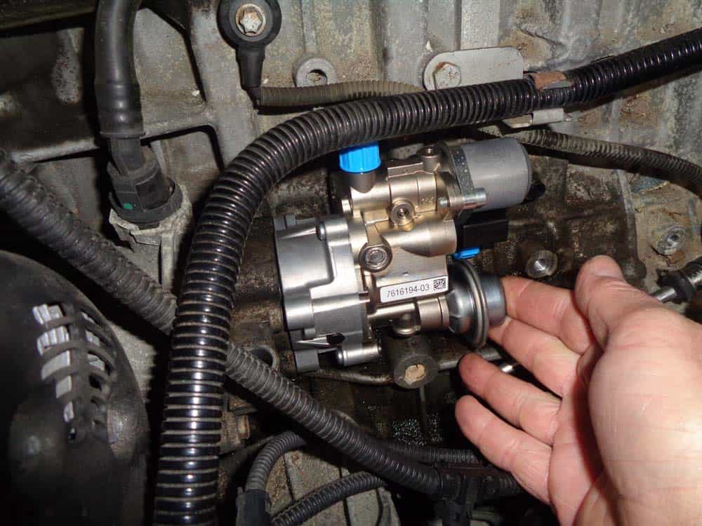 bmw high pressure fuel pump - Install the new fuel pump and torque bolts to 14Nm (10 ft-lb).