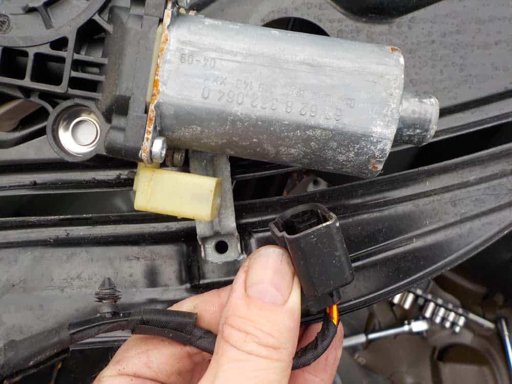 BMW E64 Rear Window Regulator - disconnect the window motor