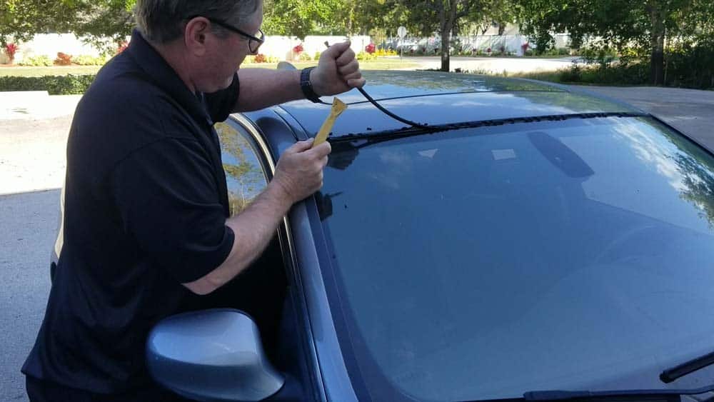bmw windshield moulding replacement - Pull the old moulding off of the windshield
