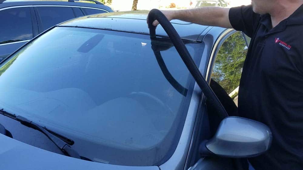 bmw windshield moulding replacement - Thoroughly vacuum out the windshield