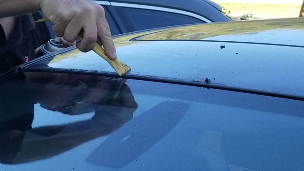 bmw windshield moulding replacement - Use a plastic scraper to remove all of the old adhesive