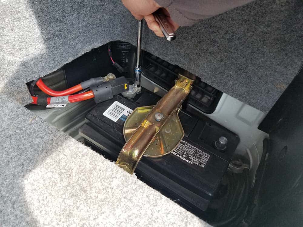 bmw e46 battery replacement - loosen and remove the positive terminal