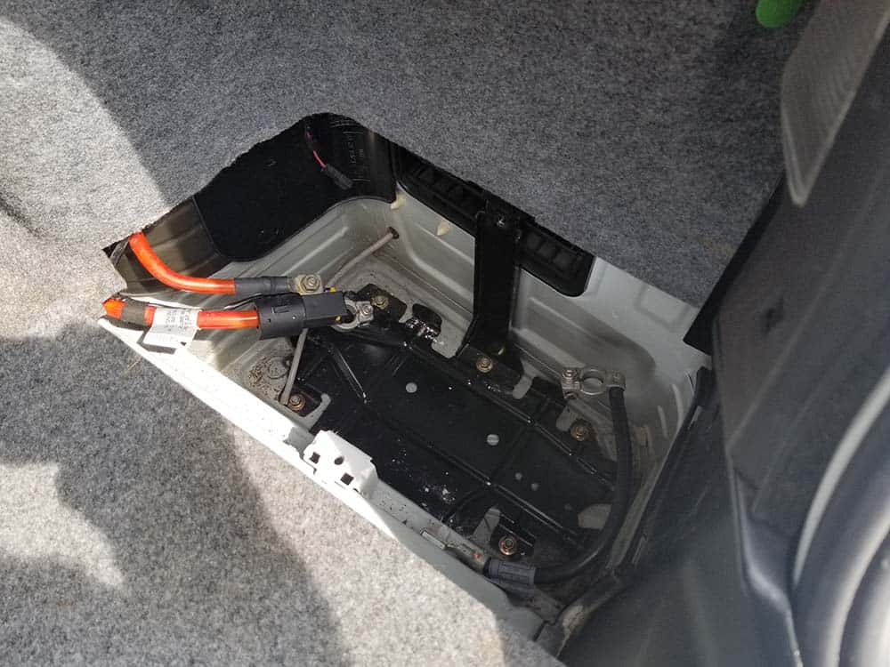 bmw e46 battery replacement - Clean the bottom of the battery compartment