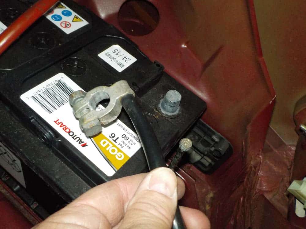 BMW M60 Idle Control Valve - Disconnect the negative terminal of the battery before starting