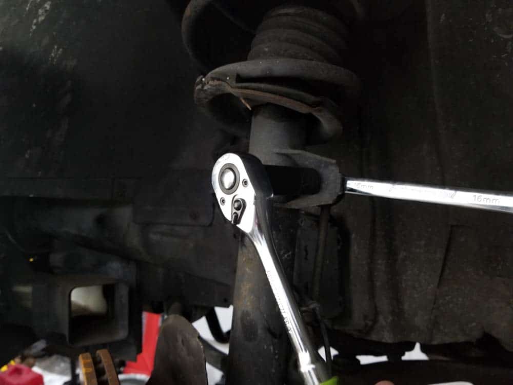 bmw e46 strut replacement - stabilizer link removal