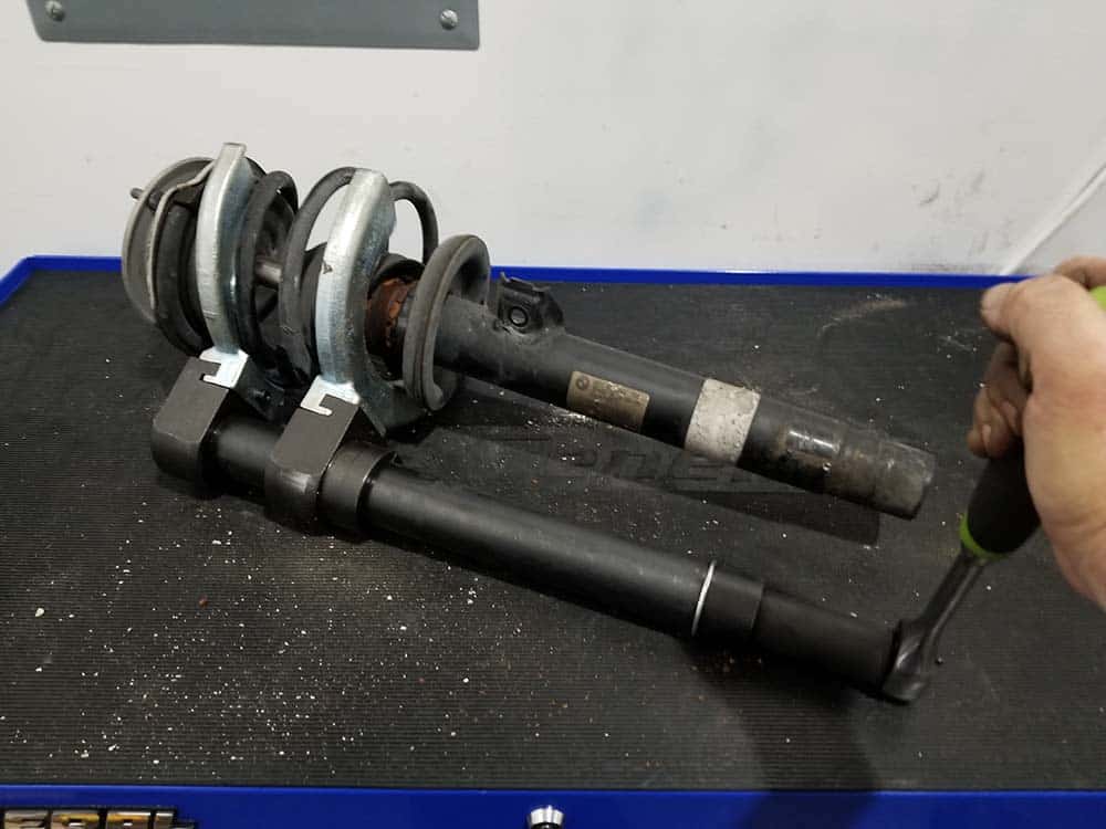 bmw e46 strut replacement - plate style spring compressor