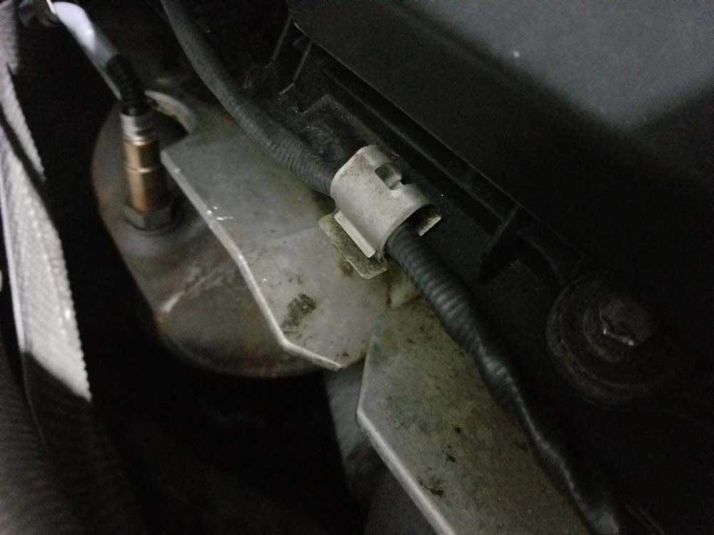 bmw E60 front oxygen sensors - A properly installed oxygen sensor clip