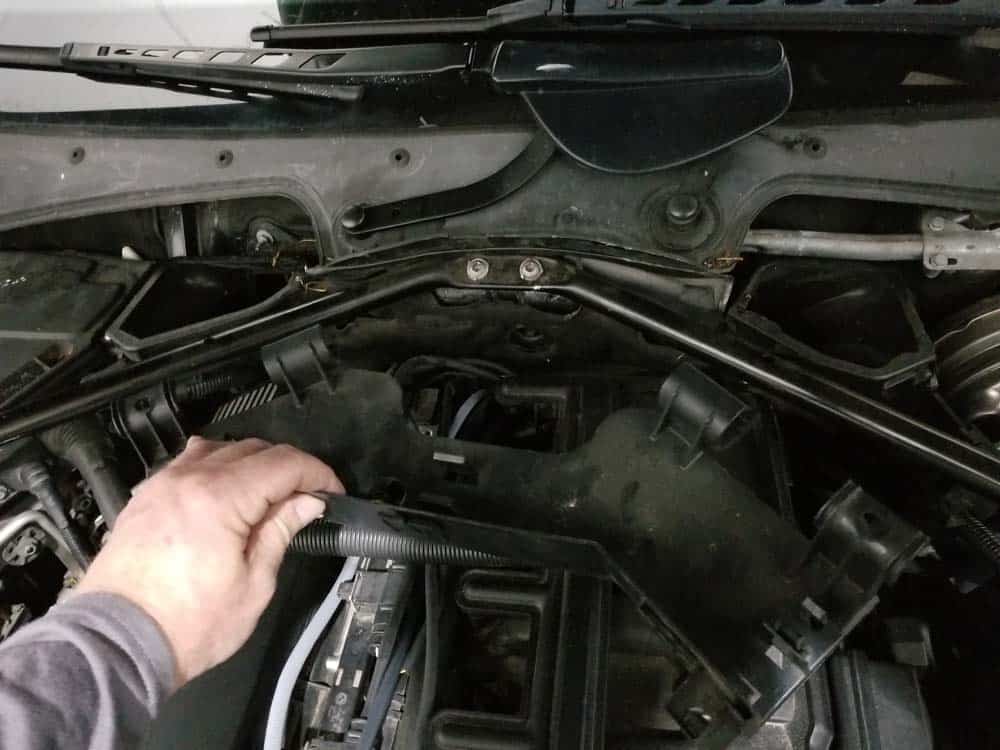 BMW E60 Front Oxygen Sensors - remove wiring harness