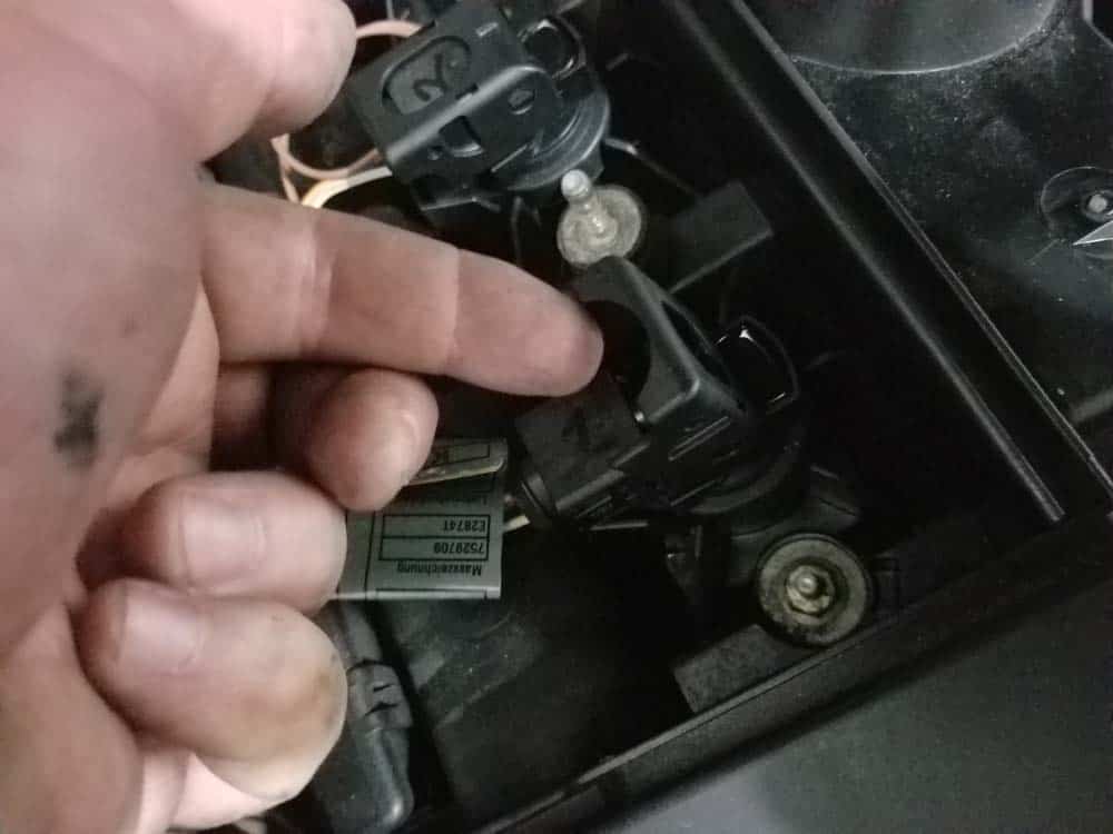 BMW E60 Tune Up - Release the electrical connection from the coil