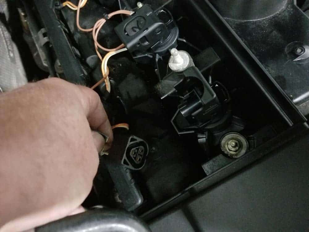 BMW E60 Tune Up - Unplug the coil