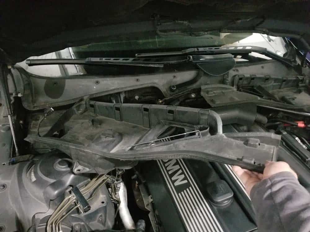 BMW E60 Tune Up - Remove the right side air inlet