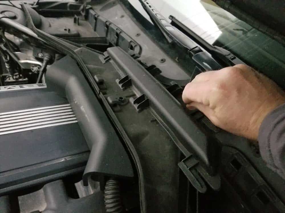 BMW E60 Tune Up - remove the cabin filter cover
