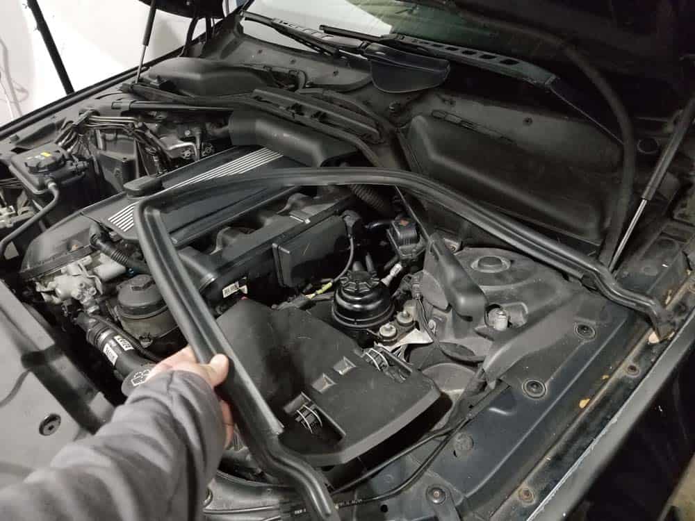 BMW E60 Tune Up - Remove the rubber engine gasket