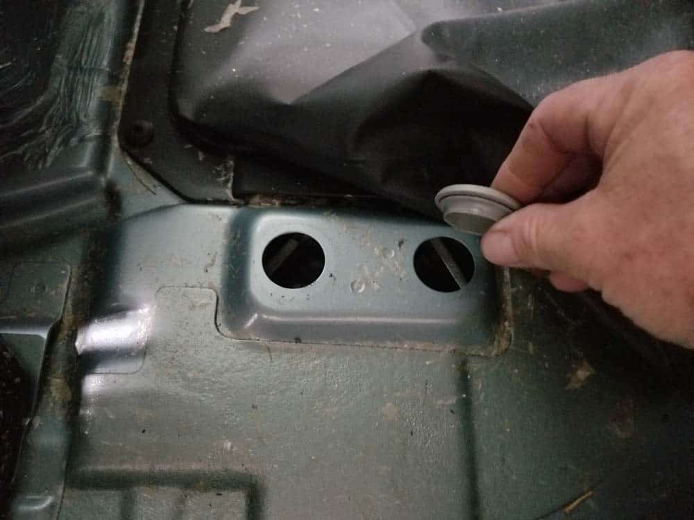 BMW E46 rear shock - Remove the plastic plugs