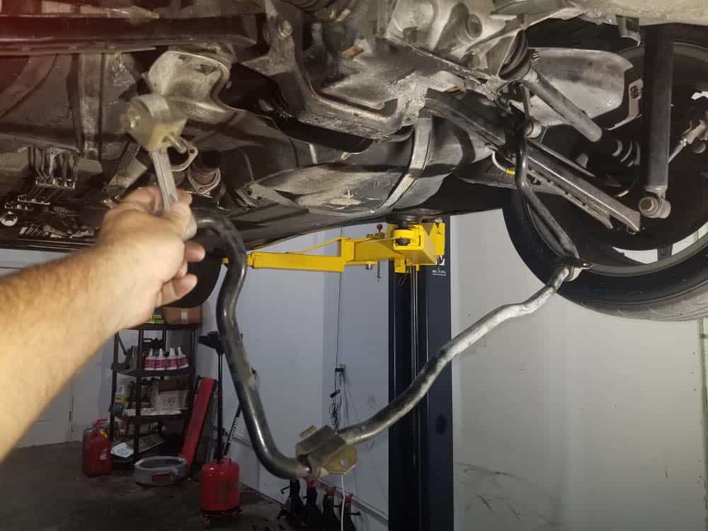 bmw e36 remove the sway bar from the vehicle