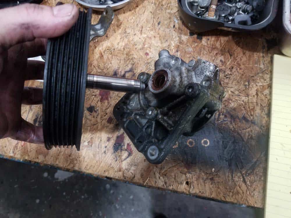 photo of old bmw e46 power steering pump - shaft has been destroyed!