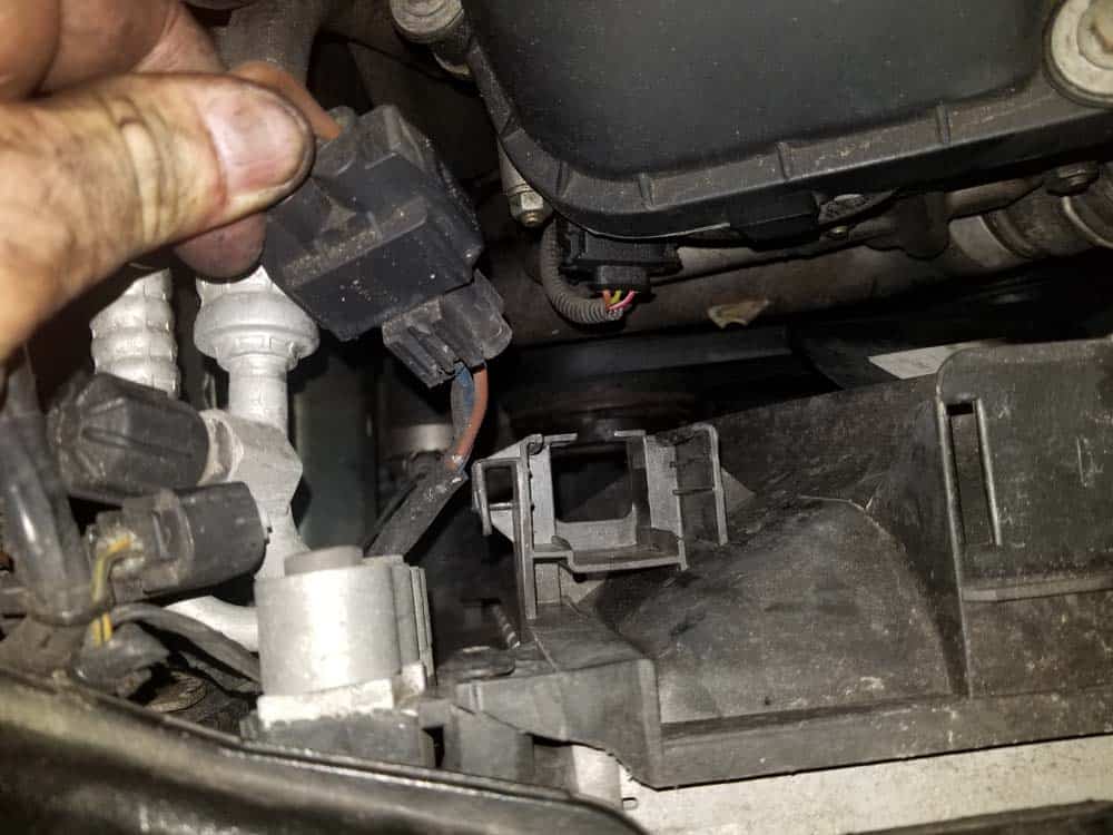 BMW E46 Belt Replacement - remove fan shroud electrical connections