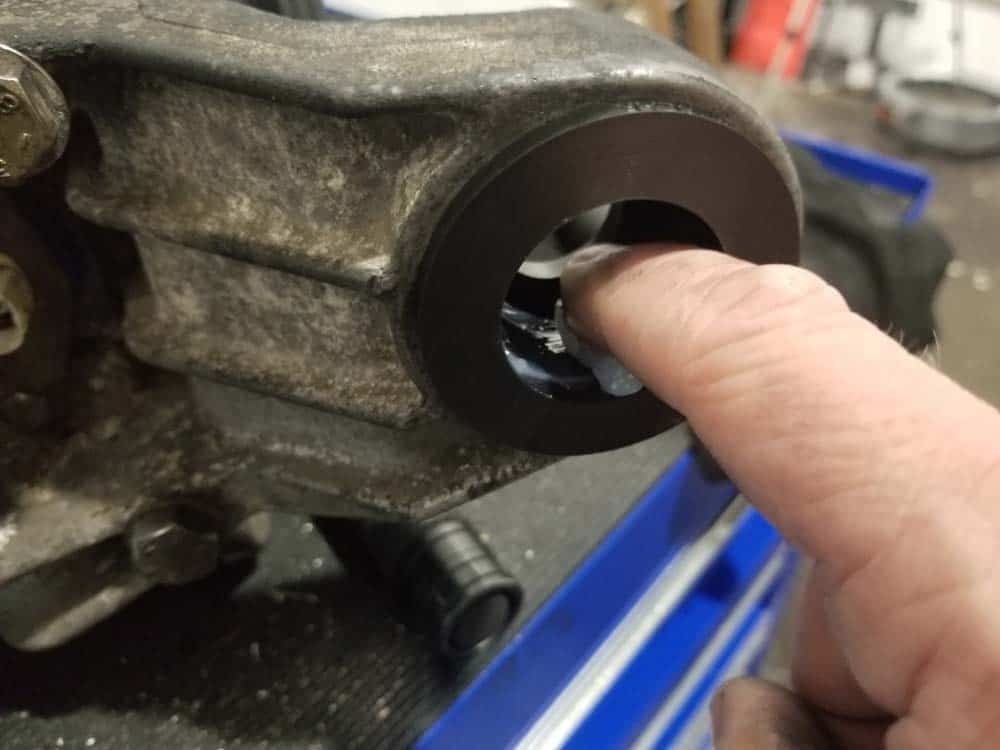 bmw e36 differential bushings replacement - apply lubricant to bushing