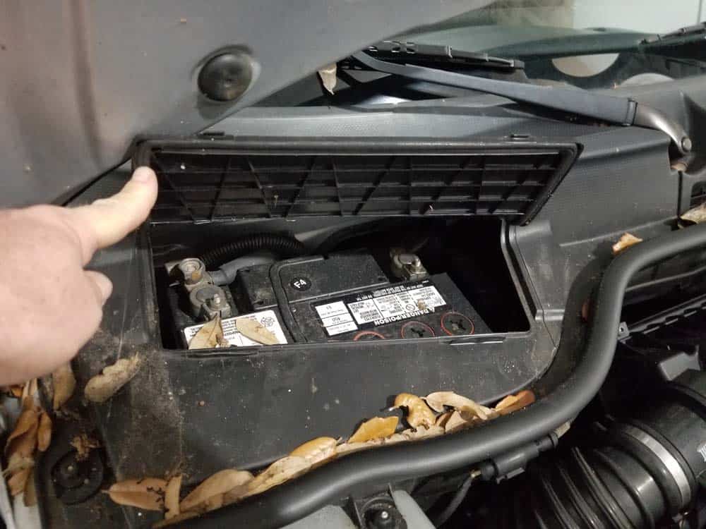 MINI R56 Valve Cover Gasket Replacement  - disconnect battery before starting repair