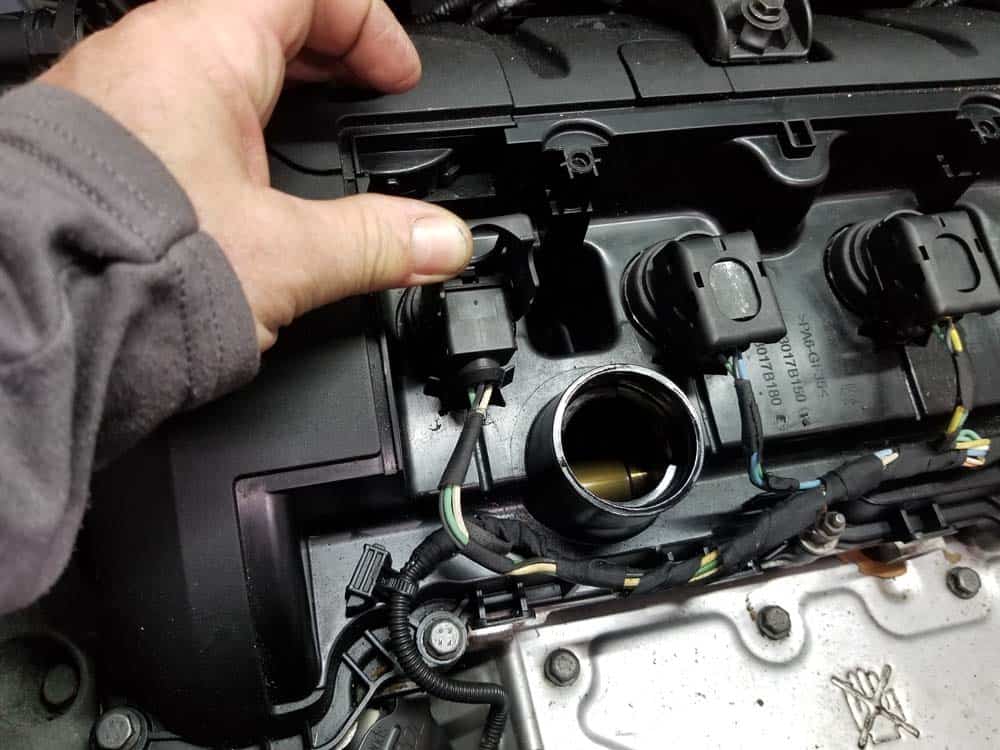 Mini R56 water pipe replacement - Release the coil socket