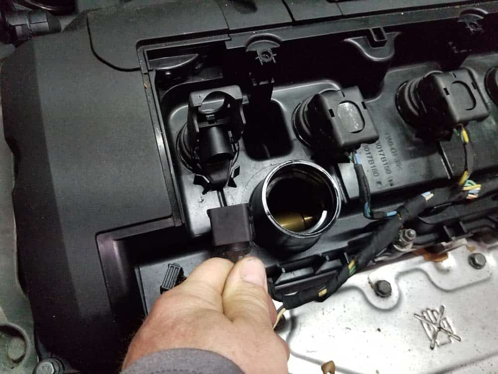 Mini R56 water pipe replacement - remove the plug from the ignition coil