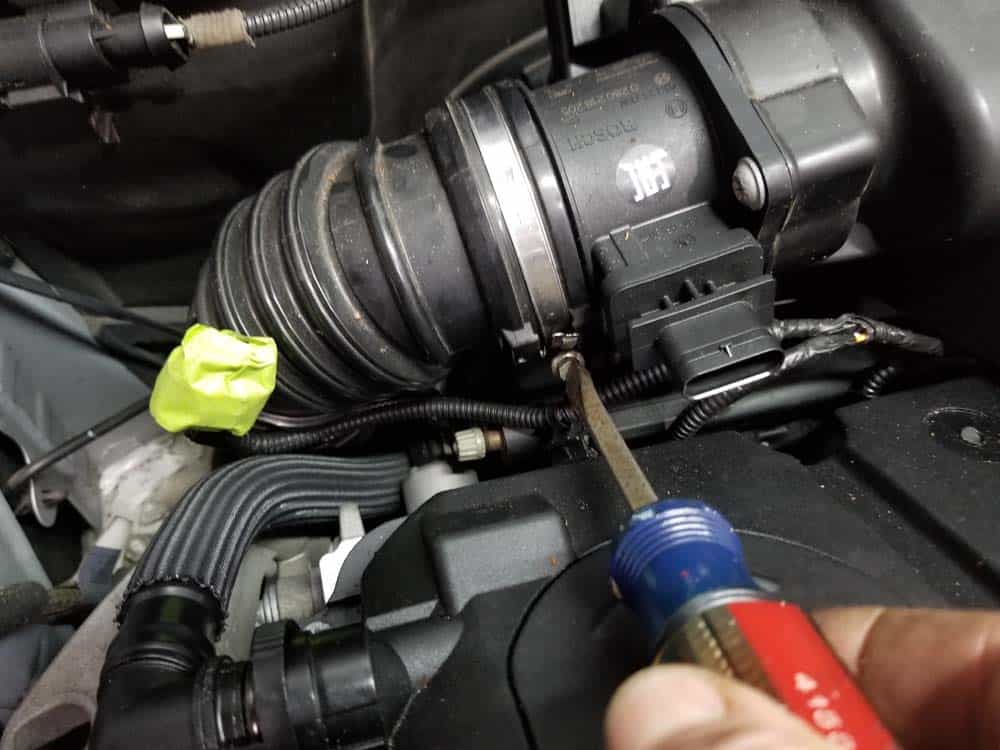 MINI r56 valve cover gasket replacement - loosen intake boot