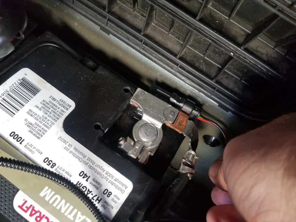 bmw e60 battery sensor - attach battery sensor to negative terminal