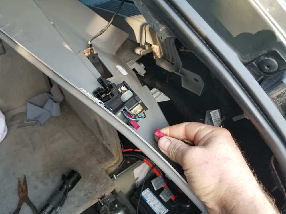 bmw e61 trunk leak - disconnect the electrical connector from D pillar