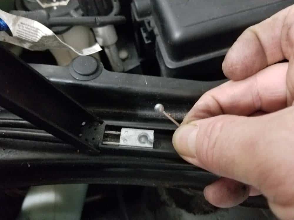 MINI R56 service position - disconnect hood release cable