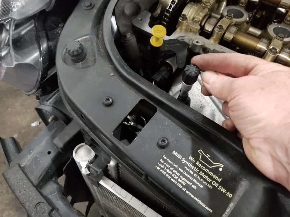 MINI R56 service position - disconnect a/c suction line