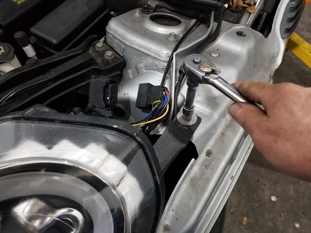 MINI R56 service position - unbolt headlight bracket