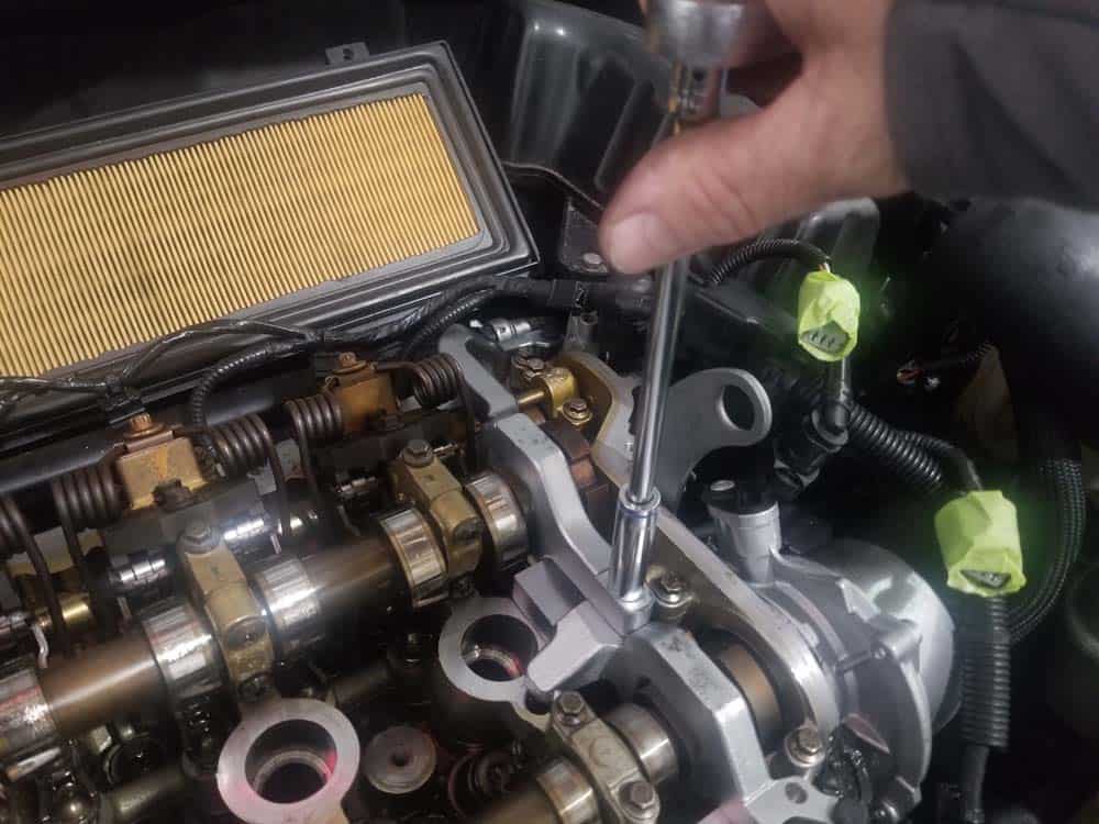 MINI R56 engine timing calibration - install camshaft locking tool step 4